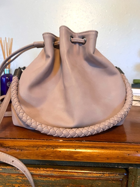 Universal Thread Handbags - Braided Handle Bucket Bag – Taupe / Blush Pink